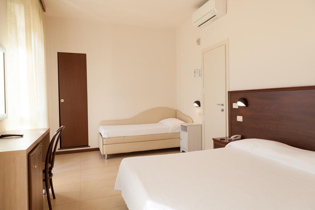 Hotel Metropol Pesaro Luaran gambar