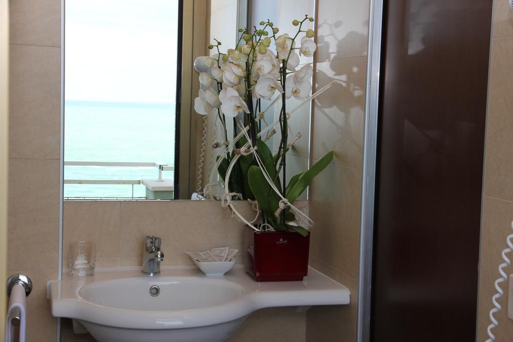 Hotel Metropol Pesaro Luaran gambar